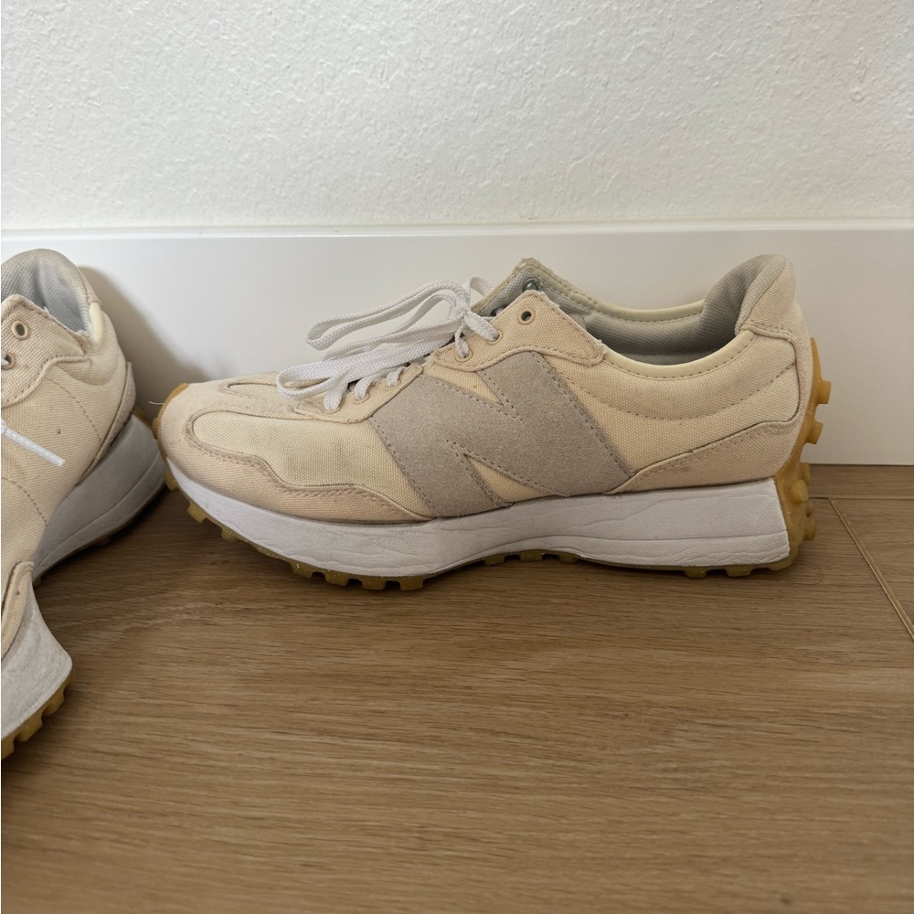 New Balance women’s 327 white/cream SIZE US women’s 9